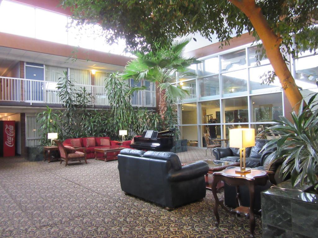 Atrium Hotel & Conference Center ฮัทชินสัน ภายนอก รูปภาพ